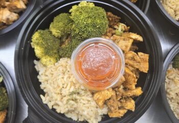 Good Ol’  Chicken  W/ Brown Rice , Veggies & Sriracha Dipping Sauce